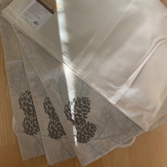 βοΈ NWT - Brighten up your holiday/Christmas table βοΈ - Picture 2 of 3